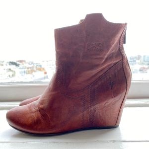 Frye Carson Womens 6.5 Cognac Ankle Wedge Boots